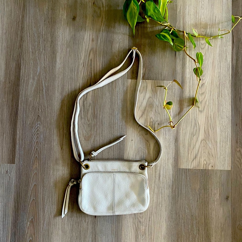 White leather crossbody bag 🤍 🪨